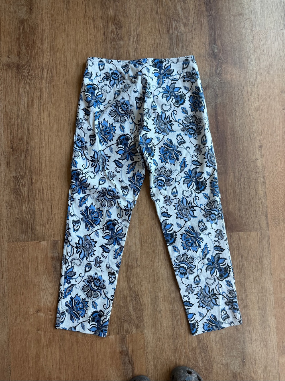 Valerie Stevens White Leggings with Blue Floral Print Size 8